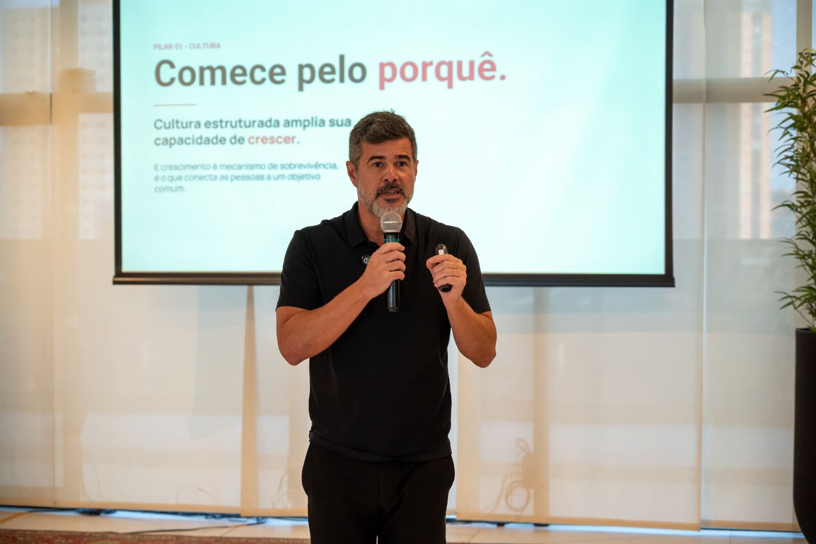 Pablo Monteiro conduzindo palestra sobre gestão
